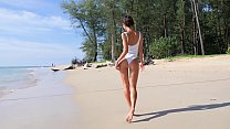 Sexy Teen am Strand necken mit ihrem Arsch in einem Stück Bikini