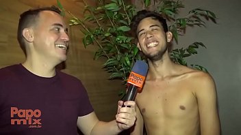 В Clube dos Pauzudos PapoMix берет интервью у порнозвезды Ренато