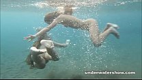 Julia und Masha schwimmen nackt im Meer