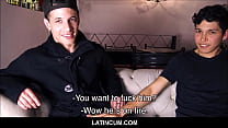 Deux garçons latinos espagnols minets se font payer pour baiser devant le mec de la caméra