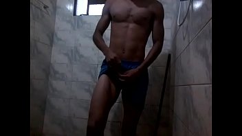 Moreno nel bagno che mostra sul bastone nero, sensuale