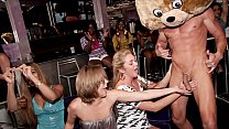DANCING BEAR - Gruppe von geilen Frauen, die von männlichen Stripperinnen abgefickt werden