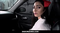DadCrushes.com - Filha latina quente com aparelho Jasmine Vega fodido por padrasto no banco de trás de seu carro depois que ela é pega roubando calcinha