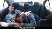 Twink Step Son e il suo patrigno scopano sul sedile posteriore della loro macchina durante le prove di guida