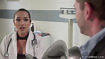 Superbe docteur anale transexuelle baise un mec