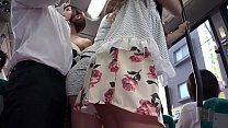 Filles asiatiques baisent dans le bus