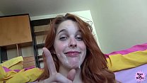 POV Cock Sucking Redhead nimmt Gesichtsbehandlung
