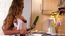 Die vollbusige Verführung in der Küche lässt Amanda Rendall ihr Pink mit Gemüse füllen