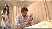 Enfermera japonesa atrapa a un paciente masturbándose
