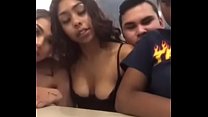 Novinhas doidas mostrando os peitos no McDonald's