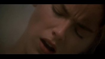 Carly (Sharon Stone) masturbiert in einer Sliver-Turnhalle