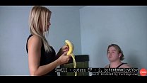 Elegante amante de la dominación femenina aplastando la música de plátano por ivvill