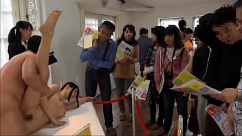 Enfoncer des jeunes gars japonais à l'exposition d'art
