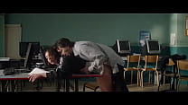 Männer zwangen junges Mädchen in der Büroarbeit im Sexszenenfilm