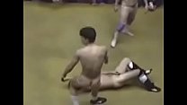 Un loco combate de lucha japonesa lleva a luchadores y árbitros desnudos