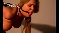 Insatiable petite amie est baisée par derrière avec un sextoy