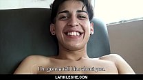 LatinLeche - Kameramann bekommt seinen ungeschnittenen Schwanz von einem schüchternen Latino-Jungen gelutscht