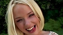 Missy Monroe ist 19 Jahre alt, blond und hübsch. Sie gewinnt ihre Brötchen, um unsere Männer zufrieden zu stellen. Viel Spaß