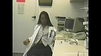 Азиатская медсестра поймала мастурбировать в своем кабинете с игрушками