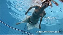Andrea zeigt schönen Körper unter Wasser