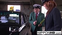 Сексуальная японская водитель делает минет своему боссу