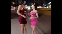 Duas putas ficam nuas em público