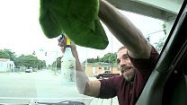 Köder-Bus - Johnny Parker geht von der Reinigung der Fenster zum Ficken eines Typen ganz schnell