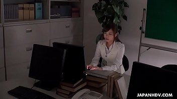 Aihara Miho, senhora japonesa de escritório, está se masturbando no trabalho, sem censura