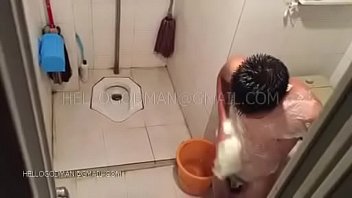 Chinois adulte prenant une douche
