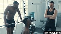 Deux blacks gays baisent un mec blanc dans la salle de sport - sexe trio gay