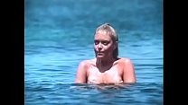 b. Tide: sexy ragazza in topless nuota