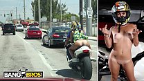 BANGBROS - Big Booty Latin Babe Sophia Steele reitet ein Motorrad und einen Schwanz