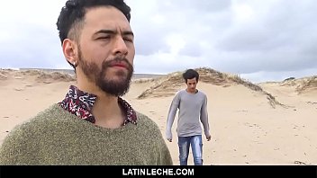 LatinLeche-熱いラテン系のスタッドが彼のコックをビーチに吸い込ませる