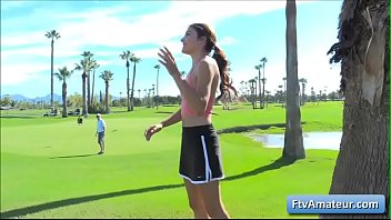 ゴルフコースで裸で走っているブルネットの若いアマチュアキューティーアドリア