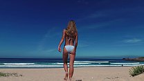 PISS PISS TRAVEL - Garota nudista russa Sasha Bikeyeva urinando em uma praia pública Doninos na Galiza Espanha