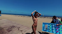NUDI DI VIAGGIO - Doccia pubblica sulla spiaggia con la ragazza russa Sasha Bikeyeva Gran Canaria Maspalomas