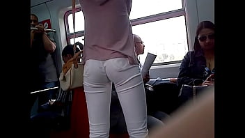 Beaux atouts: pantalon blanc dans le train