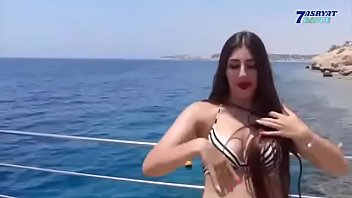 Una egipcia baila con Maya Khalifa y tienen sexo entre ellos