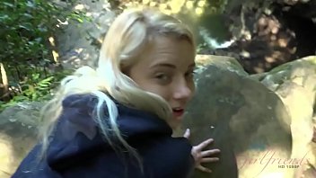 Une teen blonde se fait baiser et suce une bite dans une forêt (Riley Star)
