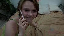 Unschuldiges 18jähriges Mädchen beim Telefonieren mit Lucy Valentine POV Amateurin gefickt