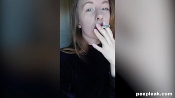 Amateur Hottie liebt Rauchen und Masturbieren