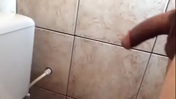 agitare giocando con il cazzo in bagno