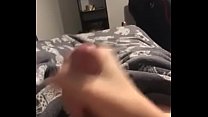 Il ragazzo si masturba a letto