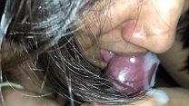Signora indiana più sexy Closeup Cock Sucking con sperma in bocca