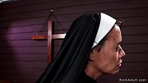 Монахиня с огромной задницей трахает в анал лесбиянку