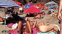 La webcam de Voyeur surprend des amateurs nus et à moitié nus sur la plage