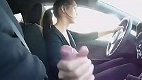 Garota dirigindo um pau enquanto dirige um carro