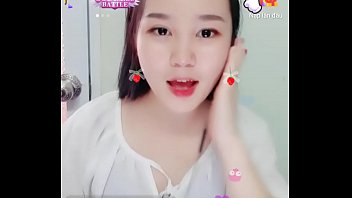 Cute little sister sings on Uplive
