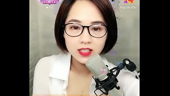Pretty girl wearing glasses with short hair livestream Uplive