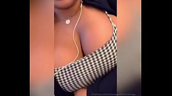 Kesha Ortega se masturbe dans un train